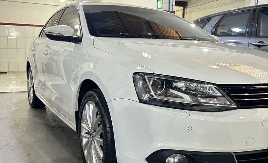 Volkswagen Jetta Highline 2.0 TSI 211CV Gasolina
